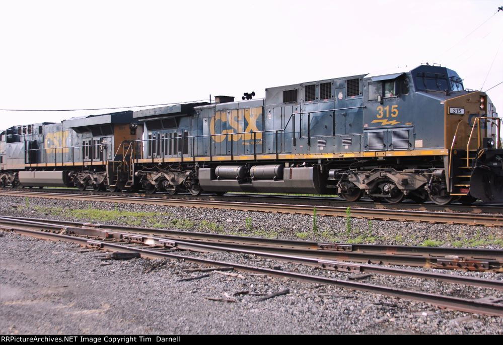 CSX 315 leads M626